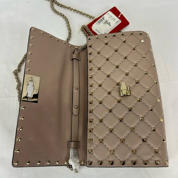 Valentino Garavani

Rockstud Spike Nappa Leather Crossbody Clutch Bag - Picture 7 of 14